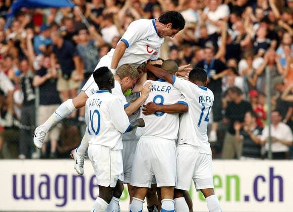 Torjubel FC Zürich - Blerim Dzemaili springt auf die Zürcher Jubeltraube Fußball EC 1 Herren Champions League Qualifikation 2006 2007, FC Zürich, Nationalliga A, NLA, 1. Schweizer Liga Gruppe Super League Zürich Freude, Begeisterung, Fußball EC 1 Herren Champions League Qualifikation 2006 2007, FC Zürich, Nationalliga A, NLA, 1. Schweizer Liga Gruppe Super League Zürich Freude, Begeisterung,
