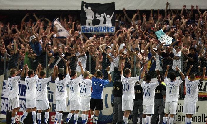 Schlussjubel FC Zürich - Züricher Spieler machen eine La Ola mit den Fans in der Südkurve Fußball EC 1 Herren Champions League Qualifikation 2006 2007, FC Zürich, Nationalliga A, NLA, 1. Schweizer Liga Totale Super League Zürich Freude, Fußball EC 1 Herren Champions League Qualifikation 2006 2007, FC Zürich, Nationalliga A, NLA, 1. Schweizer Liga Totale Super League Zürich Freude,