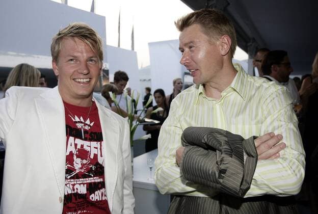 Finnen unter sich: Kimi Räikkönen (McLaren Mercedes, li.) und Mika Häkkinen (Mercedes beide Finnland) gut gelaunt bei der Hugo Boss Fashion Show in Hockenheim Motorsport Herren Hugo Boss Fashion Show 2006, Formel 1, F1, F, Deutsche Tourenwagen Meisterschaft, DTM, Masters Gruppe Hockenheim Motorsport Herren Hugo Boss Fashion Show 2006, Formel 1, F1, F, Deutsche Tourenwagen Meisterschaft, DTM, Masters Gruppe Hockenheim