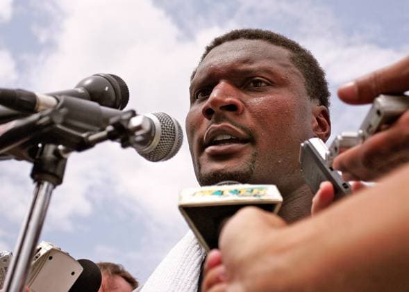 Neuzugang Steve McNair (Baltimore Ravens) gibt Interviews - (wap20060728910) American Football Herren NFL Trainingscamp 2006, Trainingslager, Minicamp, Mini Camp, Vorbereitung, Saisonvorbereitung Einzelbild Westminster American Football Herren NFL Trainingscamp 2006, Trainingslager, Minicamp, Mini Camp, Vorbereitung, Saisonvorbereitung Einzelbild Westminster