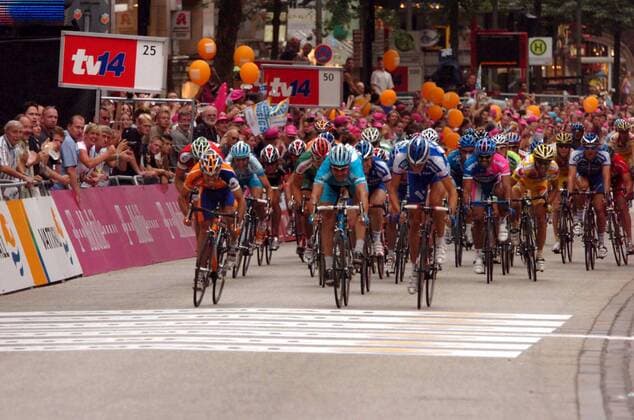 Oscar Freire (Spanien Rabobank, li.) gewinnt die Vattenfall Cyclassics 2006 vor Erik Zabel (Deutschland Milram, Mitte) und Filippo Pozzato (Italien Quick Step Innergetic) - Radsport Herren Vattenfall Cyclassics 2006, ProTour, Straßenradsport, Straße, Rad Totale Hamburg Spannung Radsport Herren Vattenfall Cyclassics 2006, ProTour, Straßenradsport, Straße, Rad Totale Hamburg Spannung