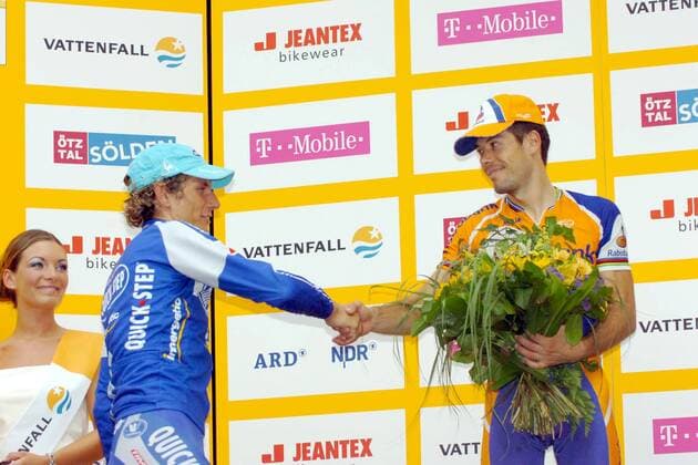 Sieger Oskar Freire (Spanien Rabobank, re.) und Filippo Pozzato (Italien Quick Step Innergetic) während der Siegerehrung der Vattenfall Cyclassics 2006 - Radsport Herren Vattenfall Cyclassics 2006, ProTour, Straßenradsport, Straße, Rad Gruppe Hamburg Freude, Radsport Herren Vattenfall Cyclassics 2006, ProTour, Straßenradsport, Straße, Rad Gruppe Hamburg Freude,