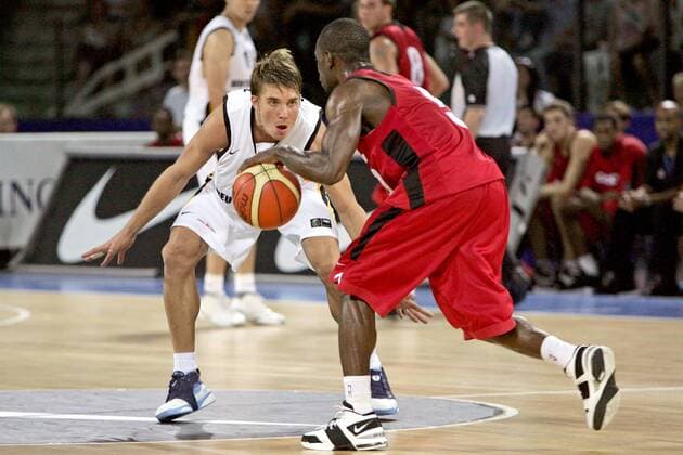 Steffen Hamann (Deutschland, li.) verteidigt gegen Jermaine Anderson (Kanada) Basketball Länderspiel Herren Freundschaftsspiel 2006, Test, Testspiel, Nationalteam, Nationaltrikot, Deutschland - Kanada 95:75 Gruppe Nürnberg Dynamik, Abwehr Basketball Länderspiel Herren Freundschaftsspiel 2006, Test, Testspiel, Nationalteam, Nationaltrikot, Deutschland - Kanada 95:75 Gruppe Nürnberg Dynamik, Abwehr