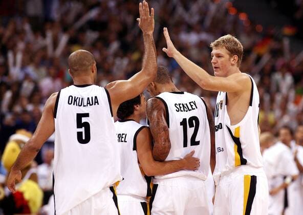 Schlussjubel Deutschland, v.li.: Ademola Okulaja, Mithat Demirel, Julian Sensley und Jan Hendrik Jagla Basketball Länderspiel Herren Freundschaftsspiel 2006, Test, Testspiel, Nationalteam, Nationaltrikot, Gruppe Hamburg Freude, Basketball Länderspiel Herren Freundschaftsspiel 2006, Test, Testspiel, Nationalteam, Nationaltrikot, Gruppe Hamburg Freude,