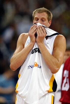 Dirk Nowitzki (Deutschland) wischt sich den Schweiß aus dem Gesicht Basketball Länderspiel Herren Freundschaftsspiel 2006, Test, Testspiel, Nationalteam, Nationaltrikot, Einzelbild Hamburg Erschöpfung, Basketball Länderspiel Herren Freundschaftsspiel 2006, Test, Testspiel, Nationalteam, Nationaltrikot, Einzelbild Hamburg Erschöpfung,