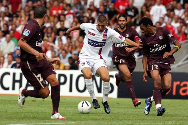 Karim Benzema (Mitte, Lyon) gegen Edouard Cisse (re., Paris St. Germain) - (pan15379) Fußball Herren Trophee des Champions 2006, Olympique Lyonnais - Paris Saint Germain 5:4 n.E., PSG, OL, Vdig Gruppe Lyon Dynamik, Fußball Herren Trophee des Champions 2006, Olympique Lyonnais - Paris Saint Germain 5:4 n.E., PSG, OL, Vdig Gruppe Lyon Dynamik,