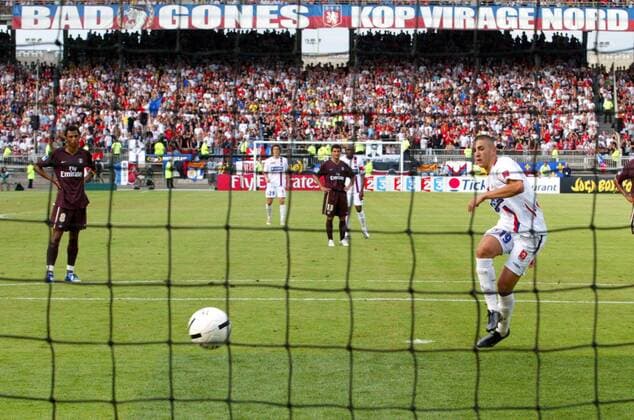 Karim Benzema (re., Lyon) trifft per Elfmeter zum 1:1, Edouard Cisse (li., Paris St. Germain) schaut zu - (pan15379) Fußball Herren Trophee des Champions 2006, Olympique Lyonnais - Paris Saint Germain 5:4 n.E., PSG, OL, Vdig Totale Lyon Fußball Herren Trophee des Champions 2006, Olympique Lyonnais - Paris Saint Germain 5:4 n.E., PSG, OL, Vdig Totale Lyon