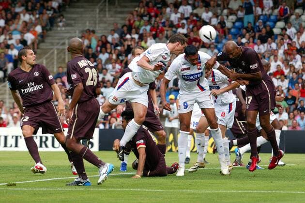 Sammy Traore (re., Paris St. Germain) gegen Kim Källström (3.v.li.) und John Carew (2.v.re., beide Lyon) - (pan15379) Fußball Herren Trophee des Champions 2006, Olympique Lyonnais - Paris Saint Germain 5:4 n.E., PSG, OL, Vdig Gruppe Lyon Dynamik, Fußball Herren Trophee des Champions 2006, Olympique Lyonnais - Paris Saint Germain 5:4 n.E., PSG, OL, Vdig Gruppe Lyon Dynamik,