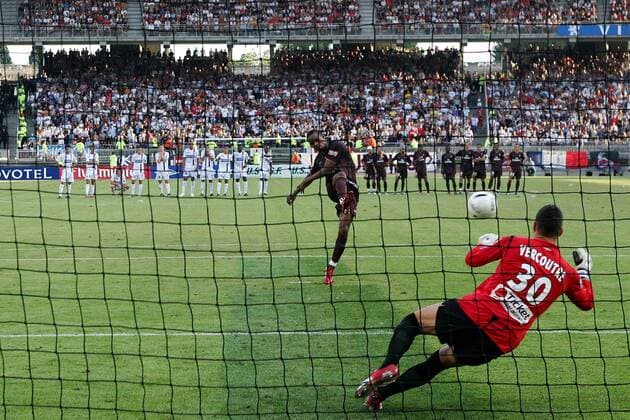 Elfmeterschießen: Bonaventure Kalou (hi., Paris St. Germain) scheitert an Torwart Remy Vercoutre (Lyon) - (pan15379) Fußball Herren Trophee des Champions 2006, Olympique Lyonnais - Paris Saint Germain 5:4 n.E., PSG, OL, Vdig Totale Parade Lyon Abwehr, Dynamik, Fußball Herren Trophee des Champions 2006, Olympique Lyonnais - Paris Saint Germain 5:4 n.E., PSG, OL, Vdig Totale Parade Lyon Abwehr, Dynamik,