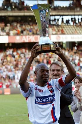 Claudio Roberto Cacapa (Lyon) präsentiert den Supercup - (pan15379) Fußball Herren Trophee des Champions 2006, Olympique Lyonnais, OL, Französischer Supercup, Vdig Einzelbild Lyon Freude, Begeisterung, Fußball Herren Trophee des Champions 2006, Olympique Lyonnais, OL, Französischer Supercup, Vdig Einzelbild Lyon Freude, Begeisterung,