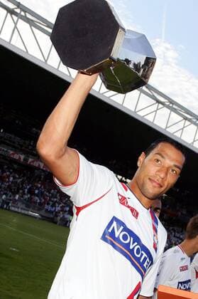 John Carew (Lyon) mit dem Supercup auf der Ehrenrunde - (pan15379) Fußball Herren Trophee des Champions 2006, Olympique Lyonnais, OL, Französischer Supercup, Vdig Einzelbild Lyon Freude, Fußball Herren Trophee des Champions 2006, Olympique Lyonnais, OL, Französischer Supercup, Vdig Einzelbild Lyon Freude,