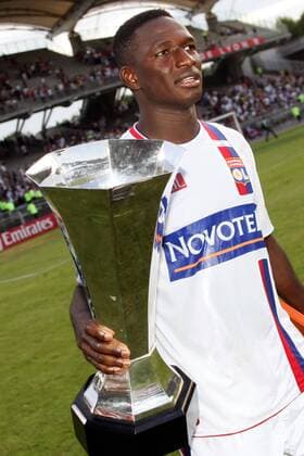 Mahamadou Diarra (Lyon) mit dem Supercup - (pan15379) Fußball Herren Trophee des Champions 2006, Olympique Lyonnais, OL, Französischer Supercup, Vdig Einzelbild Lyon Freude, Fußball Herren Trophee des Champions 2006, Olympique Lyonnais, OL, Französischer Supercup, Vdig Einzelbild Lyon Freude,