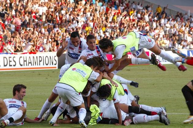 Schlußjubel Lyon nach dem Sieg im Supercup 2006 - (pan15379) Fußball Herren Trophee des Champions 2006, Olympique Lyonnais, OL, Französischer Supercup, Vdig Totale Lyon Freude, Begeisterung, Fußball Herren Trophee des Champions 2006, Olympique Lyonnais, OL, Französischer Supercup, Vdig Totale Lyon Freude, Begeisterung,