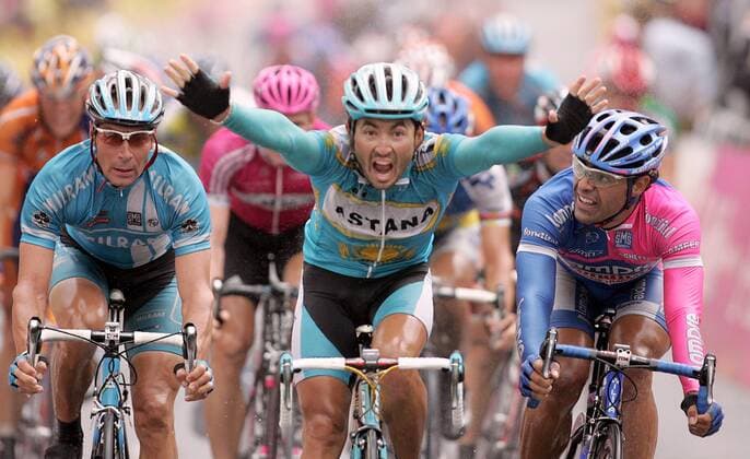 Assan Bazayev (Kasachstan Astana) gewinnt die 1. Etappe der Deutschlandtour 2006 vor Danilo Napolitano (Italien Lampre, re.) und Erik Zabel (Deutschland Milram) Radsport Herren Deutschland Tour 2006, Deutschlandtour, Protour, Straßenradsport, Straße, Rad, Gruppe 1. Etappe: Düsseldorf - Bielefeld Freude, Begeisterung, Radsport Herren Deutschland Tour 2006, Deutschlandtour, Protour, Straßenradsport, Straße, Rad, Gruppe 1. Etappe: Düsseldorf - Bielefeld Freude, Begeisterung,