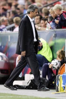 Trainer Lucien Favre (FC Zürich) enttäuscht Fußball EC 1 Herren Champions League Qualifikation 2006 2007, FC Zürich, Super, Nationalliga A, NLA, 1. Schweizer Liga Einzelbild Salzburg Enttäuschung, Nachdenklichkeit, Fußball EC 1 Herren Champions League Qualifikation 2006 2007, FC Zürich, Super, Nationalliga A, NLA, 1. Schweizer Liga Einzelbild Salzburg Enttäuschung, Nachdenklichkeit,