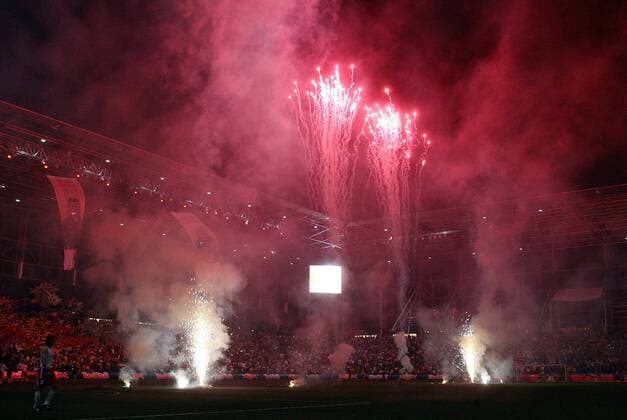 Salzburger Fans feiern den Einzug in die dritte Qualifikationsrunde der Champions League mit einem Feuerwerk in der Red Bull Arena Fußball EC 1 Herren Champions League Qualifikation 2006 2007, SV Red Bull Salzburg, RedBull Totale RedBullArena, Stadion Wals Siezenheim Salzburg Begeisterung, Freude, Fußball EC 1 Herren Champions League Qualifikation 2006 2007, SV Red Bull Salzburg, RedBull Totale RedBullArena, Stadion Wals Siezenheim Salzburg Begeisterung, Freude,