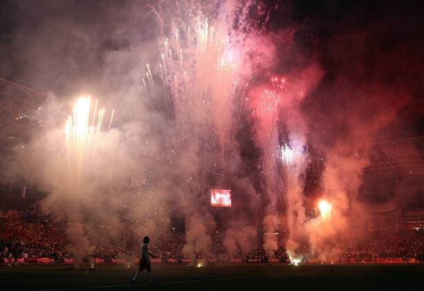 Salzburger Fans feiern den Einzug in die dritte Qualifikationsrunde der Champions League mit einem Feuerwerk in der Red Bull Arena Fußball EC 1 Herren Champions League Qualifikation 2006 2007, SV Red Bull Salzburg, RedBull Totale RedBullArena, Stadion Wals Siezenheim Salzburg Begeisterung, Freude, Fußball EC 1 Herren Champions League Qualifikation 2006 2007, SV Red Bull Salzburg, RedBull Totale RedBullArena, Stadion Wals Siezenheim Salzburg Begeisterung, Freude,