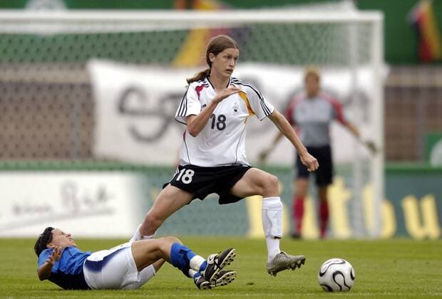 Kerstin Garefrekes (Deutschland, re.) gegen Tatiana Zorri (Italien) Fußball Länderspiel Damen Freundschaftsspiel 2006, Länderspiel, Testspiel, Test, Frauenfußball, Frauen, Nationalteam Gruppe Krefeld Dynamik, Fußball Länderspiel Damen Freundschaftsspiel 2006, Länderspiel, Testspiel, Test, Frauenfußball, Frauen, Nationalteam Gruppe Krefeld Dynamik,