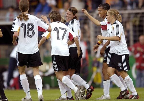 Torjubel Deutschland, v.re. Petra Wimbersky, Navina Omilade, Isabell Bachor, Ariane Hingst und Kerstin Garefrekes Fußball Länderspiel Damen Freundschaftsspiel 2006, Länderspiel, Testspiel, Test, Frauenfußball, Frauen, Nationalteam Gruppe Krefeld Freude, Fußball Länderspiel Damen Freundschaftsspiel 2006, Länderspiel, Testspiel, Test, Frauenfußball, Frauen, Nationalteam Gruppe Krefeld Freude,
