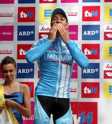 Erik Zabel (Deutschland Milram) verteilt Handküsse bei der Siegerehrung zur 4. Etappe der Deutschlandtour Radsport Herren Deutschlandtour 2006, Tour, ProTour, Straßenradsport, Straße, Rad Einzelbild 4. Etappe: Heidenheim - Bad Tölz Radsport Herren Deutschlandtour 2006, Tour, ProTour, Straßenradsport, Straße, Rad Einzelbild 4. Etappe: Heidenheim - Bad Tölz