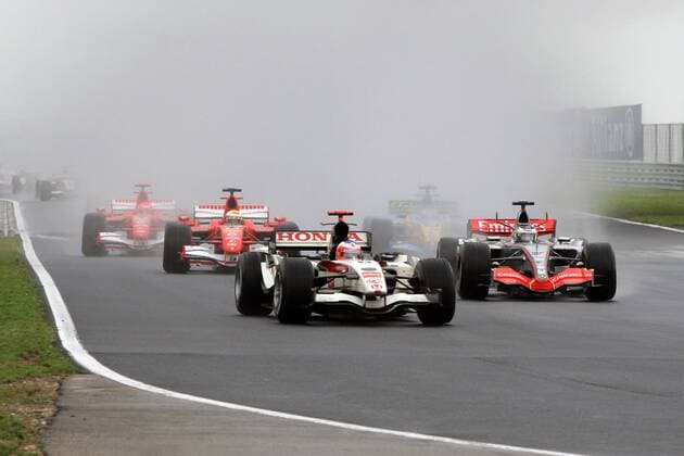 Rubens Barrichello (Honda, Mitte), Pedro de la Rosa (Spanien McLaren Mercedes, re.) und Felipe Massa (beide Brasilien Ferrari) kommen beim Start auf dem Hungaroring am besten weg, und ersparen sich so die schlechten Sichtverhältnisse Motorsport Grand Prix Herren Großer Preis von Ungarn 2006, Formel 1 Weltmeisterschaft, F1, F, GP, WM Regenrennen Gruppe Hungaroring Budapest Motorsport Grand Prix Herren Großer Preis von Ungarn 2006, Formel 1 Weltmeisterschaft, F1, F, GP, WM Regenrennen Gruppe Hungaroring Budapest