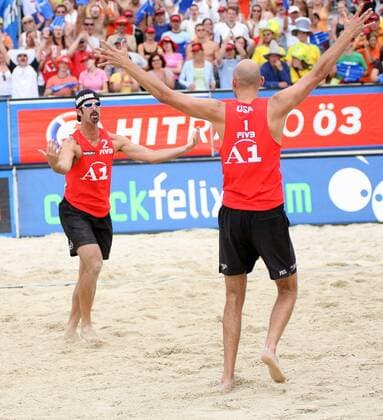 Todd Rogers (li.) und Phil Dalhausser (beide USA) bejubeln ihren Sieg im Finale des Grand Slams in Klagenfurt Beachvolleyball Herren Swatch FIVB World Tour 2006, Beach, Grand Slam, Finale, Endspiel Gruppe Klagenfurt Freude, Beachvolleyball Herren Swatch FIVB World Tour 2006, Beach, Grand Slam, Finale, Endspiel Gruppe Klagenfurt Freude,