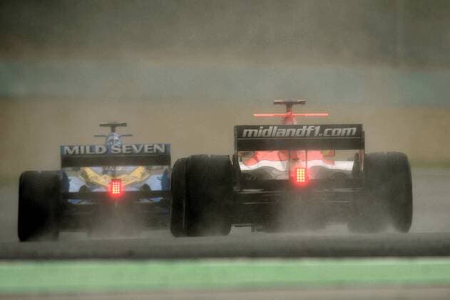 Tiago Monteiro (Portugal MF1, re.) mit seinem Boliden hinter Giancarlo Fisichella (Italien Renault) Motorsport Grand Prix Herren Großer Preis von Ungarn 2006, Formel 1 Weltmeisterschaft, F1, F, GP, WM Gruppe Hungaroring Budapest Motorsport Grand Prix Herren Großer Preis von Ungarn 2006, Formel 1 Weltmeisterschaft, F1, F, GP, WM Gruppe Hungaroring Budapest