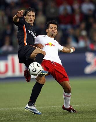 Fernando Morientes (Valencia, li.) gegen Jorge Vargas (Salzburg) Fußball EC 1 Herren Champions League Qualifikation 2006 2007, SV Red Bull Salzburg - FC Valencia, 1:0, RedBull, CF Gruppe Salzburg Dynamik, Kampf, Fußball EC 1 Herren Champions League Qualifikation 2006 2007, SV Red Bull Salzburg - FC Valencia, 1:0, RedBull, CF Gruppe Salzburg Dynamik, Kampf,