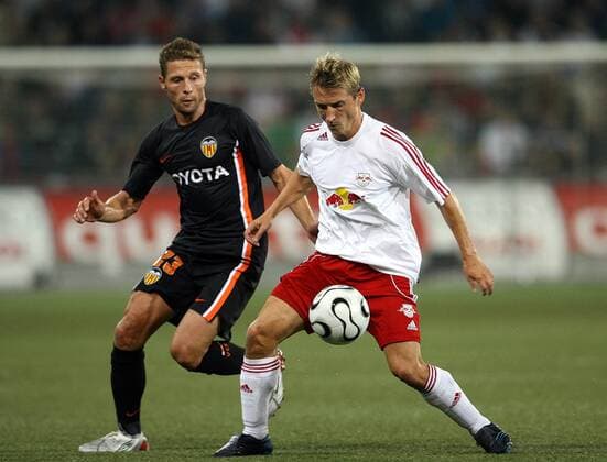 Patrik Jezek (Salzburg, re.) gegen Curro Torres (Valencia) Fußball EC 1 Herren Champions League Qualifikation 2006 2007, SV Red Bull Salzburg - FC Valencia, 1:0, RedBull, CF Gruppe Salzburg Dynamik, Fußball EC 1 Herren Champions League Qualifikation 2006 2007, SV Red Bull Salzburg - FC Valencia, 1:0, RedBull, CF Gruppe Salzburg Dynamik,