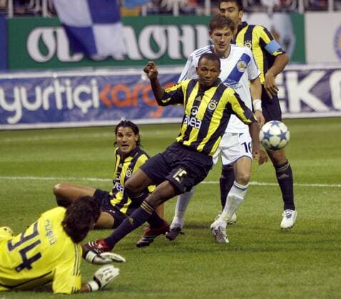 Maksim Shatskikh (Kiew, 2.v.re.) sieht sich einer Vielzahl von Gegenspielern ausgesetzt, v.li.: Torwart Rüstü Recber, Önder Turaci, Marco Aurelio und Ümit Özat (alle Fenerbahce) - Fußball EC 1 Herren Champions League Qualifikation 2006 2007, Dynamo Kiew - Fenerbahce Istanbul 3:1, Dinamo Kiev, Vdig Gruppe Kiew Fußball EC 1 Herren Champions League Qualifikation 2006 2007, Dynamo Kiew - Fenerbahce Istanbul 3:1, Dinamo Kiev, Vdig Gruppe Kiew