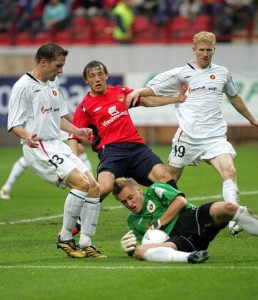 Torwart Lubos Hajduch, Martin Laurinc (li.) und Josef Dvornik (re., alle Ruzomberok) sichern den Ball vor Ivica Olic (ZSKA Moskau) - Fußball EC 1 Herren Champions League Qualifikation 2006 2007, CSKA Moskau - MFK Ruzomberok 3:0, Vdig Gruppe Moskau Dynamik, Abwehr, Fußball EC 1 Herren Champions League Qualifikation 2006 2007, CSKA Moskau - MFK Ruzomberok 3:0, Vdig Gruppe Moskau Dynamik, Abwehr,