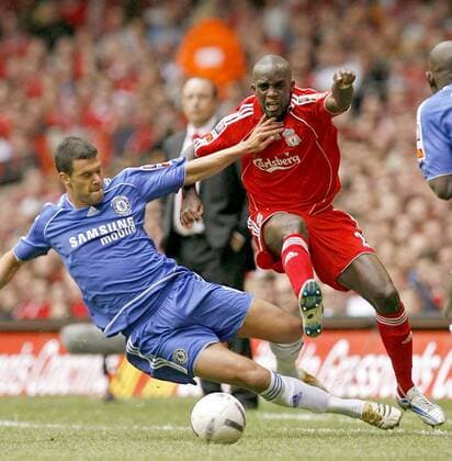 Michael Ballack (Chelsea) gegen Mohammed Lamine Sissoko (Liverpool) - EDITORIAL USE ONLY. No use with unauthorised audio, video, data, fixture lists, club league logos or live services. Online in-match use limited to 120 images, no video emulation. No use in betting, games or single club league player publications. Fußball Herren Community Shield 2006 (2007), Charity, englischer Supercup, English Premier League Gruppe Cardiff Dynamik, Kampf, Fußball Herren Community Shield 2006 (2007), Charity, englischer Supercup, English Premier League Gruppe Cardiff Dynamik, Kampf,