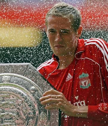 Peter Crouch (Liverpool) präsentiert die Community Shield Trophäe - EDITORIAL USE ONLY. No use with unauthorised audio, video, data, fixture lists, club league logos or live services. Online in-match use limited to 120 images, no video emulation. No use in betting, games or single club league player publications. Fußball Herren Community Shield 2006 (2007), Charity, englischer Supercup, English Premier League Einzelbild Cardiff Freude, Fußball Herren Community Shield 2006 (2007), Charity, englischer Supercup, English Premier League Einzelbild Cardiff Freude,