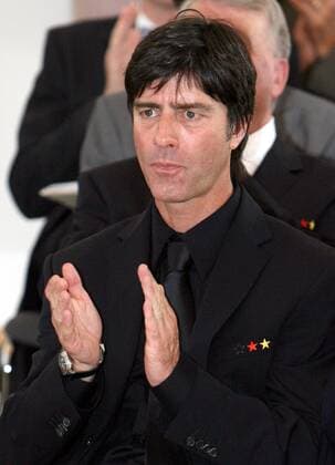 Bundestrainer Joachim Löw (Deutschland) applaudiert Fußball Herren WM 2006, Verleihung Silbernes Lorbeerblatt, Lorbeer, Silber, Nationalteam, Empfang, Vdig Einzelbild o0 Verbandsanzug Berlin Fußball Herren WM 2006, Verleihung Silbernes Lorbeerblatt, Lorbeer, Silber, Nationalteam, Empfang, Vdig Einzelbild o0 Verbandsanzug Berlin