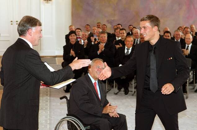 Bundespräsident Horst Köhler (li.) überreicht im Beisein von Bundesinnenminister Wolfgang Schäuble (beide CDU) Lukas Podolski (alle Deutschland) das Silberne Lorbeerblatt samt Urkunde Fußball Herren WM 2006, Verleihung Silbernes Lorbeerblatt, Lorbeer, Silber, Nationalteam, Empfang, Vdig Gruppe o0 Verbandsanzug Berlin Fußball Herren WM 2006, Verleihung Silbernes Lorbeerblatt, Lorbeer, Silber, Nationalteam, Empfang, Vdig Gruppe o0 Verbandsanzug Berlin