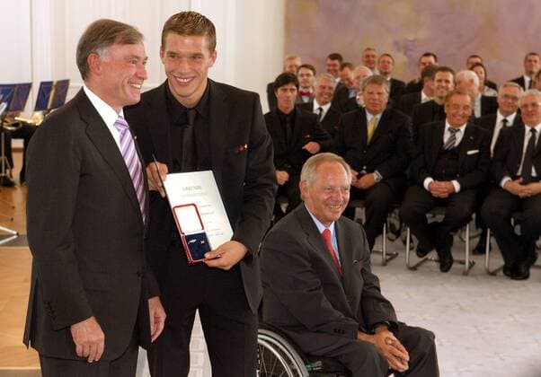 Verleihung Silbernes Lorbeerblatt 2006 v.li.: Bundespräsident Horst Köhler (CDU), Lukas Podolski und Bundesinnenminister Wolfgang Schäuble (CDU alle Deutschland) Fußball Herren WM 2006, Verleihung Silbernes Lorbeerblatt, Lorbeer, Silber, Nationalteam, Empfang, Vdig Gruppe o0 Verbandsanzug Berlin Fußball Herren WM 2006, Verleihung Silbernes Lorbeerblatt, Lorbeer, Silber, Nationalteam, Empfang, Vdig Gruppe o0 Verbandsanzug Berlin