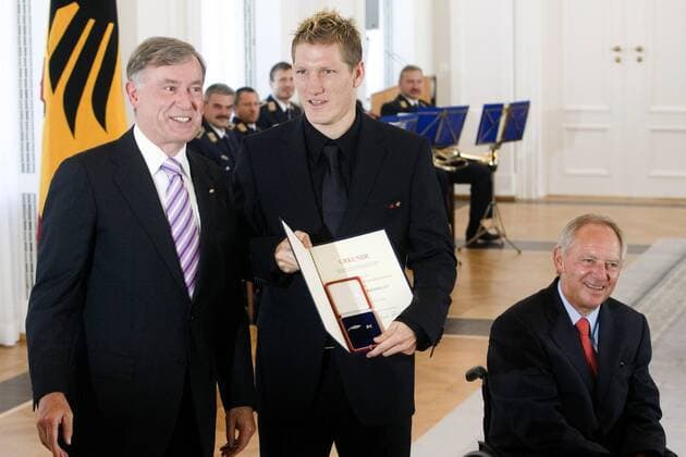 Bastian Schweinsteiger (Mitte) präsentiert im Beisein von Bundespräsident Dr. Horst Köhler (li.) und Bundesinnenminister Dr. Wolfgang Schäuble (CDU alle Deutschland) das Silberne Lorbeerblatt samt Urkunde Fußball Herren WM 2006, Verleihung Silbernes Lorbeerblatt, Lorbeer, Silber, Nationalteam, Empfang, Sportlerehrung Gruppe Regierung, lachen, lächeln Berlin Fußball Herren WM 2006, Verleihung Silbernes Lorbeerblatt, Lorbeer, Silber, Nationalteam, Empfang, Sportlerehrung Gruppe Regierung, lachen, lächeln Berlin