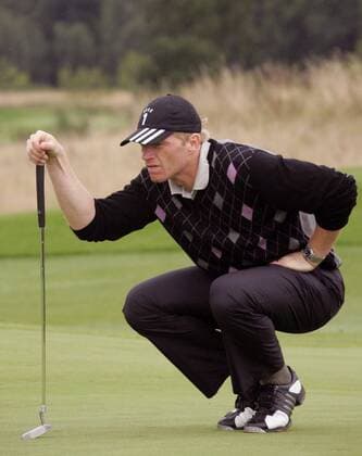 Torwart Oliver Kahn (Bayern) taxiert skeptisch die Putlinie Fußball 1. BL Herren Prominentengolf 2006, Golf, Freizeit, Freizeitsport, Hobby, Hobbygolfer, FC Bayern München Einzelbild Herzogenaurach Nachdenklichkeit, Skepsis, Fußball 1. BL Herren Prominentengolf 2006, Golf, Freizeit, Freizeitsport, Hobby, Hobbygolfer, FC Bayern München Einzelbild Herzogenaurach Nachdenklichkeit, Skepsis,