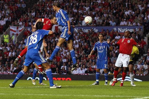 John Terry (li., England) beweist seine Kopfballstärke und erzielt das 1:0 gegen Griechenland - Fußball Länderspiel Herren Freundschaftsspiel 2006, Test, Testspiel, Nationalmannschaft, Nationalteam Gruppe Manchester Dynamik, Fußball Länderspiel Herren Freundschaftsspiel 2006, Test, Testspiel, Nationalmannschaft, Nationalteam Gruppe Manchester Dynamik,