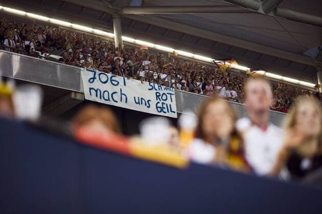 Jogi mach uns Schwarz Rot Geil - Fanplakat zum Debüt von Bundestrainer Joachim Löw (Deutschland) Fußball Länderspiel Herren Freundschaftsspiel 2006, Test, Testspiel, Nationalmannschaft, Nationalteam, Vdig Totale Gelsenkirchen Fußball Länderspiel Herren Freundschaftsspiel 2006, Test, Testspiel, Nationalmannschaft, Nationalteam, Vdig Totale Gelsenkirchen