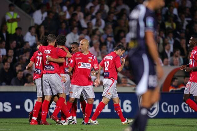 Torjubel Lyon v.li.: Tiago, Francois Clerc, Juninho, Florent Malouda, Cris und Anthony Reveillere - Fußball Herren Ligue 1 2006 2007, 1. Französische Liga, Olympique Lyonnais Gruppe Bordeaux Freude, Kameradschaft, Fußball Herren Ligue 1 2006 2007, 1. Französische Liga, Olympique Lyonnais Gruppe Bordeaux Freude, Kameradschaft,