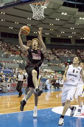 Tomoo Amino (Japan, li.) - Korbleger, Sven Schultze (Deutschland) schaut zu Basketball WM Herren WM 2006, Länderspiel, Nationalteam, Nationaltrikot, Gruppe B, Deutschland - Japan 81:70, Vdig Gruppe Hiroshima Dynamik, Basketball WM Herren WM 2006, Länderspiel, Nationalteam, Nationaltrikot, Gruppe B, Deutschland - Japan 81:70, Vdig Gruppe Hiroshima Dynamik,