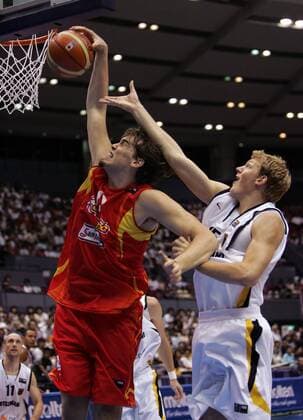 Marc Gasol (Spanien, li.) - Rebound gegen Jan Hendrik Jagla (Deutschland) Basketball WM Herren WM 2006, Länderspiel, Nationalteam, Gruppe B, Nationaltrikot Gruppe Hiroshima Dynamik, Kampf Basketball WM Herren WM 2006, Länderspiel, Nationalteam, Gruppe B, Nationaltrikot Gruppe Hiroshima Dynamik, Kampf
