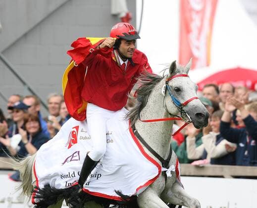 Miguel Vila Ubach (Spanien), Weltmeister 2006 im 160 km Distanzreiten, dreht auf Hungares seine Ehrenrunde Pferdesport WM Herren World Equestrian Games 2006, Weltreiterspiele, Reiten, Reitsport, Distanzreiten, Langstrecke Einzelbild Aachen, Aufmacher Dynamik, Freude, Pferdesport WM Herren World Equestrian Games 2006, Weltreiterspiele, Reiten, Reitsport, Distanzreiten, Langstrecke Einzelbild Aachen, Aufmacher Dynamik, Freude,