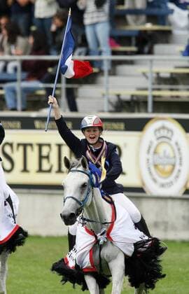 Virginie Atger (Frankreich), Zweitplatzierte im 160 km Distanzreiten bei den Weltreiterspielen 2006 in Aachen, dreht auf Kangoo d Aurabelle eine Ehrenrunde Pferdesport WM Damen World Equestrian Games 2006, Weltreiterspiele, Reiten, Reitsport, Distanzreiten, Langstrecke Einzelbild Aachen Dynamik, Freude, Begeisterung, Pferdesport WM Damen World Equestrian Games 2006, Weltreiterspiele, Reiten, Reitsport, Distanzreiten, Langstrecke Einzelbild Aachen Dynamik, Freude, Begeisterung,