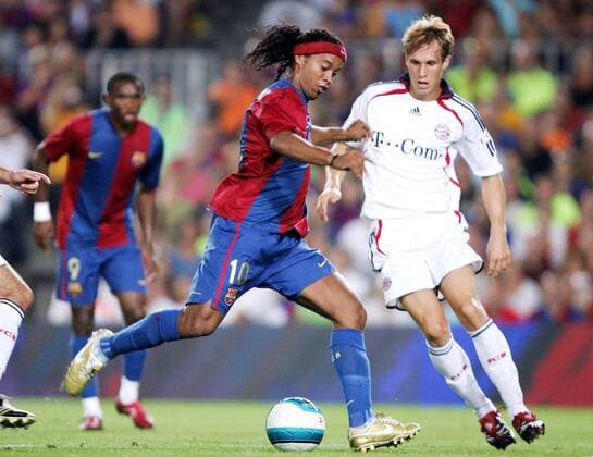 Ronaldinho (Barcelona, li.) gegen Andreas Ottl (Bayern) - Fußball Herren Trofeo Joan Gamper 2006 2007, Testspiel, Test, FC Barcelona - FC Bayern München 4:0 Barca, Gruppe Barcelona, Barca Dynamik, Fußball Herren Trofeo Joan Gamper 2006 2007, Testspiel, Test, FC Barcelona - FC Bayern München 4:0 Barca, Gruppe Barcelona, Barca Dynamik,