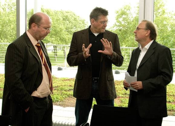 Teamchef Hans Michael Holczer (Gerolsteiner, Mitte) und SR Intendant Fritz Raff (re.) anläßlich einer Konferenz von ARD und ZDF bezüglich Konsequenzen für die Radsportübertragungen resultierend aus den zurückliegenden Dopingaffären Radsport Herren Straßenradsport 2006, Straße, Rad, ARD, ZDF, öffentlich rechtliche, rechtlich, Radsportübertragung, Gruppe o0 Fernsehübertragung Fernsehen Medien Mainz o0 Sender Fernsehsender Radsport Herren Straßenradsport 2006, Straße, Rad, ARD, ZDF, öffentlich rechtliche, rechtlich, Radsportübertragung, Gruppe o0 Fernsehübertragung Fernsehen Medien Mainz o0 Sender Fernsehsender