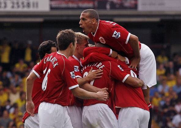 Mannschaftsjubel Manchester United mit Rio Ferdinand obenauf - EDITORIAL USE ONLY. No use with unauthorised audio, video, data, fixture lists, club league logos or live services. Online in-match use limited to 120 images, no video emulation. No use in betting, games or single club league player publications. Fußball Herren English Premier League 2006 2007, 1. Englische Liga, Manchester United, ManU Gruppe Watford Begeisterung, Freude, Fußball Herren English Premier League 2006 2007, 1. Englische Liga, Manchester United, ManU Gruppe Watford Begeisterung, Freude,