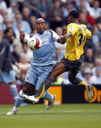 Trevor Sinclair (Manchester City, li.) gegen Justin Hoyte (Arsenal) - EDITORIAL USE ONLY. No use with unauthorised audio, video, data, fixture lists, club league logos or live services. Online in-match use limited to 120 images, no video emulation. No use in betting, games or single club league player publications. Fußball Herren English Premier League 2006 2007, 1. Englische Liga, Manchester City - Arsenal FC London 1:0 Gruppe Manchester Dynamik, Kampf, Fußball Herren English Premier League 2006 2007, 1. Englische Liga, Manchester City - Arsenal FC London 1:0 Gruppe Manchester Dynamik, Kampf,