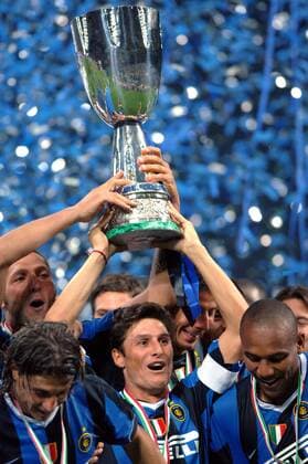 Spieler von Inter Mailand präsentieren stolz die Trophäe für den Gewinn des italienischen Supercups 2006, v. li.: Crespo (vorn), Marco Materazzi, Javier Zanetti, Torwart Francesco Toldo und Maicon - Fußball Herren Italienischer Supercup 2006, FC Internazionale Mailand, Supercoppa di Lega, 1. Italienische Liga Gruppe Mailand Freude, Fußball Herren Italienischer Supercup 2006, FC Internazionale Mailand, Supercoppa di Lega, 1. Italienische Liga Gruppe Mailand Freude,